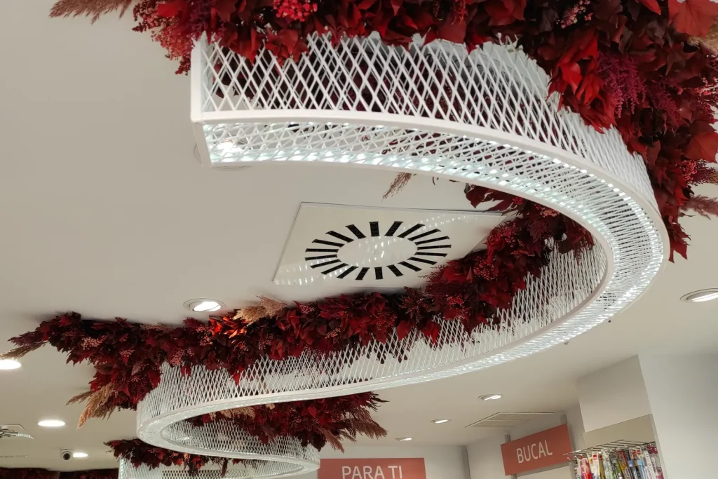 Techo decorativo con vegetación preservada roja en espiral dentro de una farmacia