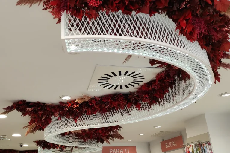 Techo decorativo con vegetación preservada roja en espiral dentro de una farmacia