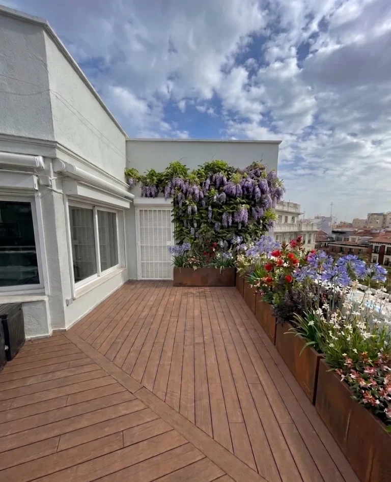 Render de terraza de ático con tarima, jardineras de acero corten y glicinia